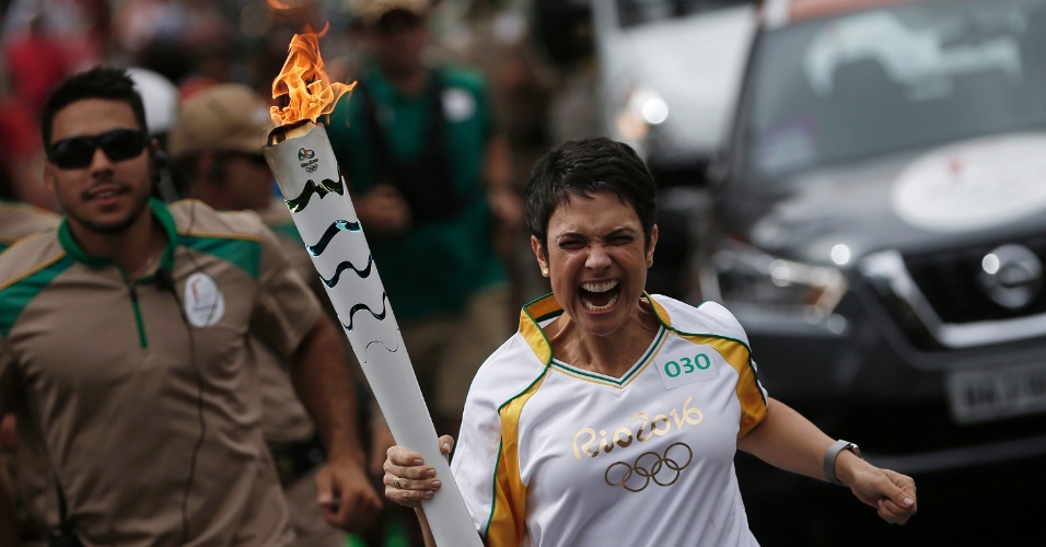 1405---belo-horizonte---sandra-annenberg-apresentadora-da-tv-globo-foi-uma-das-condutoras-da-tocha-olimpica-na-capital-mineira-e-a-empolgacao-dela-deu-o-que-falar-nas-redes-sociais-1463358026777_956x500.jpg