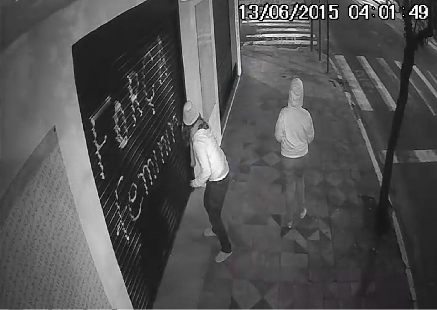 camera-de-vigilancia-flagra-pichadoras-na-madruga-1434807475e5w
