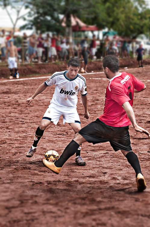 Campeonato de futebol de várzea no campo de terra do Urias Magalhães, conhecido como Terrão do Urias. Jogo entre os times xx e Real Madrid, que venceu a partida por 2x0.
