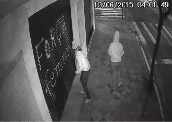 camera-de-vigilancia-flagra-pichadoras-na-madruga-1434807475e5w